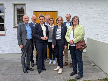 (vorne) Landrat Christoph Rüther, Ministerin Ina Brandes, Museumsleiterin Kirsten John-Stucke, Norika Creuzmann (MdL); (hinten) Dezernent Ingo Tiemann mit den wissenschaftlichen Mitarbeitenden Markus Moors, Dr. Kerstin Schulte und Dr. Erik Beck.